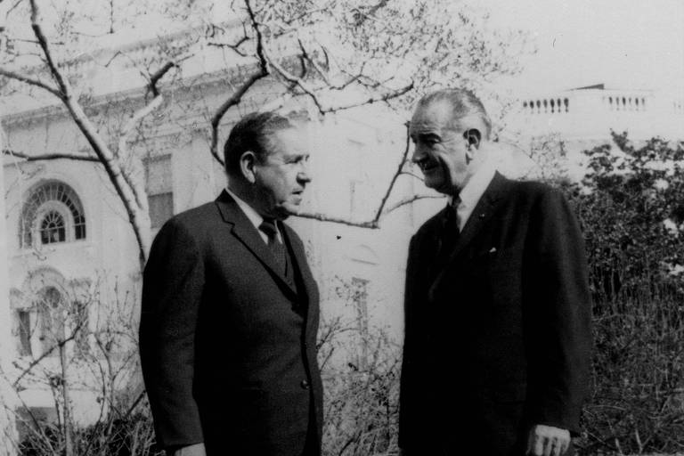 O general Costa e Silva e o presidente dos EUA, Lyndon Johnson, durante encontro, em 1967. (Arquivo Nacional)