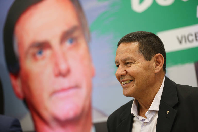 General Hamilton Mourão (PRTB), candidato a vice-presidente na chapa de Jair Bolsonaro (PSL), concede entrevista para imprensa após participar de um encontro com empresários e apoiadores da campanha, no Da Vinci Hotel, em Manaus