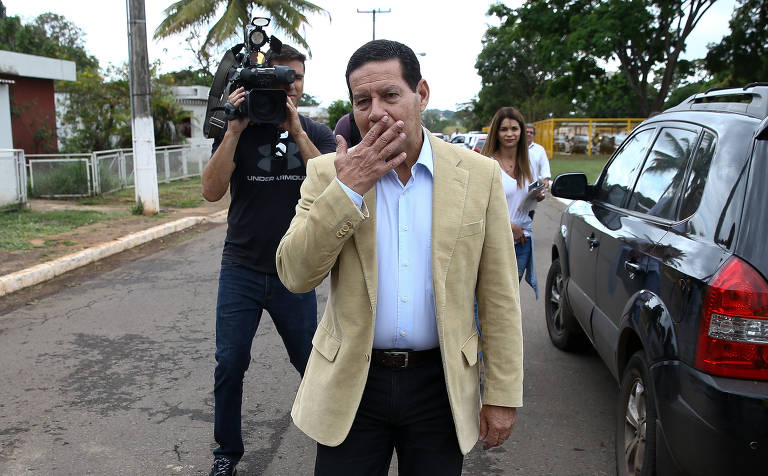 General Hamilton Mourão vota no 1º turno das Eleições na Vila Militar, em Brasília