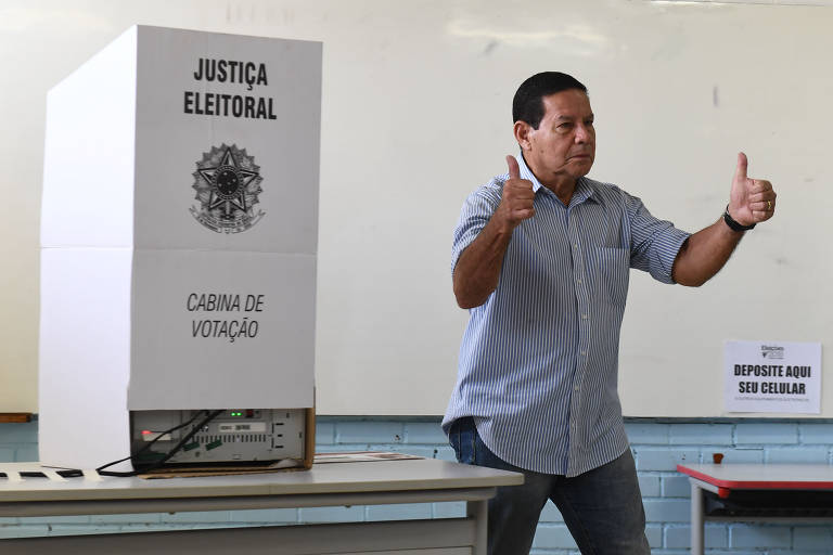 Mourão gesticula após votar no segundo turno das Eleições 2018, em Brasília