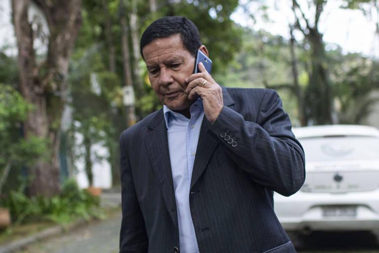 Agora vice-presidente eleito, Mourão deixa a casa do empresário Paulo Marinho, no Rio de Janeiro, onde ocorreu reunião com o presidente eleito Jair Bolsonaro