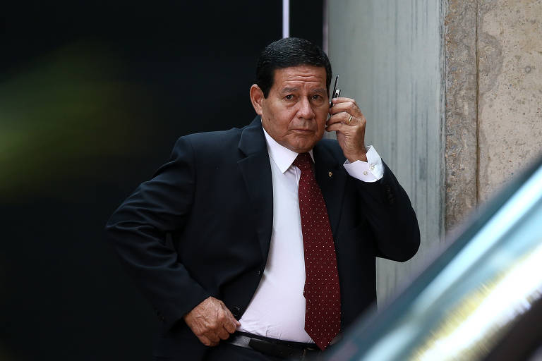 O vice presidente eleito, General Hamilton Mourão, deixa o CCBB, em Brasília, onde está instalado o governo de transição
