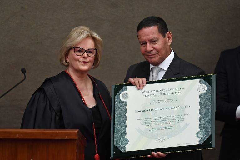 Mourão recebe o diploma de vice-presidente das mãos da presidente do TSE (Tribunal Superior Eleitoral), ministra Rosa Weber, durante cerimônia no plenário do TSE, em Brasília