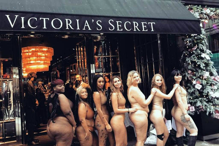 Mulheres tiram a roupa em frente a uma loja da Victorias Secret em protesto por diversidade de corpos