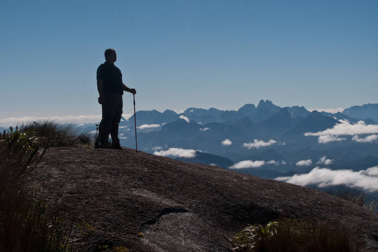 Montanhista observa a cidade do Rio de Janeiro próximo à Pedra do Sino, durante a travessia Petrópolis-Teresópolis, na Serra dos Órgãos