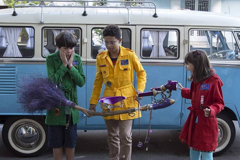 Pippo (Pedro Henriques Motta), Bento (Anderson Lima) e Sol (Letícia Braga) em cena de  Detetives do Prédio Azul 2  O Mistério Italiano