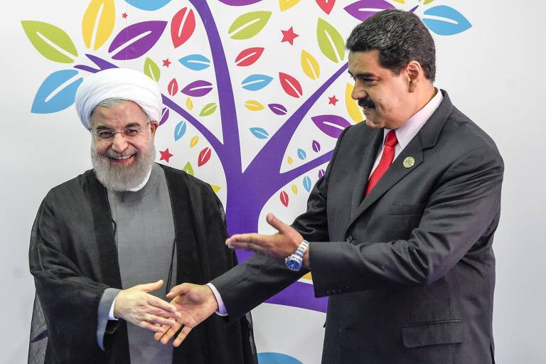 O presidente iraniano, Hasan Rowhani, e o ditador venezuelano, Nicolás Maduro, durante encontro na Venezuela