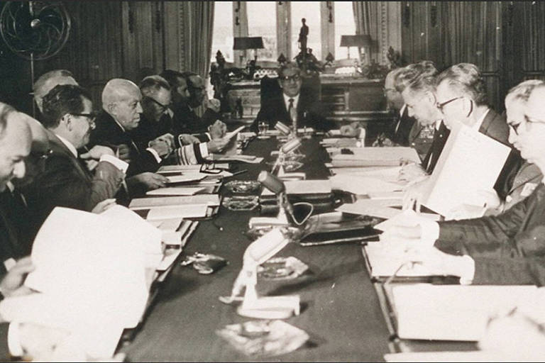 No dia 13 de dezembro de 1968, no Palácio Laranjeiras, é editado pelo então presidente Artur da Costa e Silva o Ato Institucional nº 5. Com o AI-5, o regime militar passava a ter o poder de fechar o Congresso