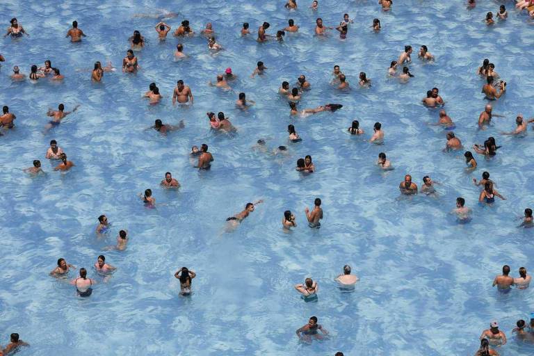 Banhistas na piscina do Sesc Belenzinho, sob forte calor na capital paulista
