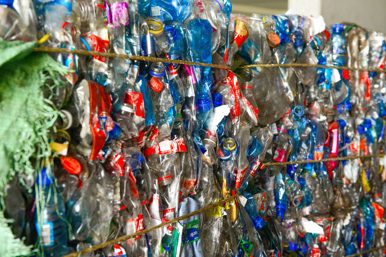 Centro de reciclagem na África do Sul; garrafas PET viram corda 