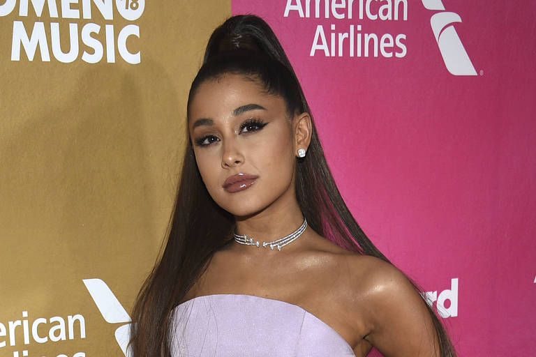 Ariana Grande desiste de pausa na carreira, libera nova música e promete disco em breve