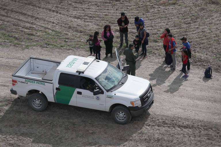 Imigrantes se entregam para a Patrulha de Fronteira em Mission, no Texas; aumentou o número de famílias detidas por entrarem ilegalmente nos EUA 