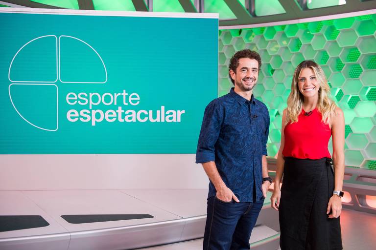 Bárbara Coelho posa ao lado do novo colega de "Esporte Espetacular" Felipe Andreoli  