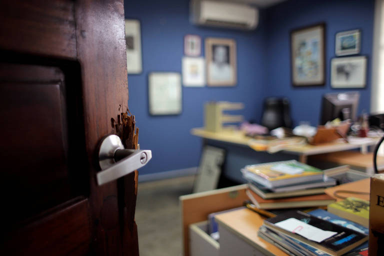 Porta arrombada do escritório do jornalista Carlos Fernando Chamorro, do El Confidencial, em Manágua