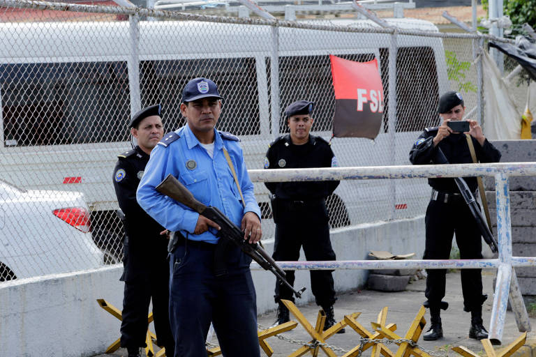 Membros da polícia participam de operação no Centro Nicaraguense de Direitos Humanos, em Manágua