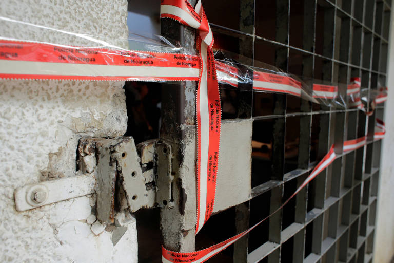 Porta do jornal digital El Confidencial após operação da polícia, em Manágua