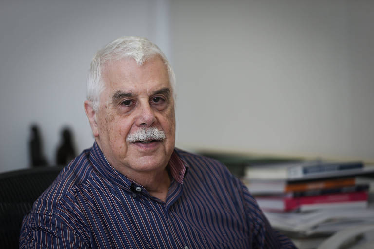 O economista Affonso Celso Pastore em seu escritório em Pinheiros, na zona oeste paulistana