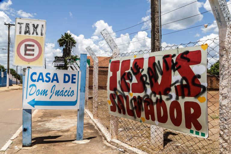 Placa em frente a casa Dom Inácio de Loyola, local onde o médium João de Deus atende, amanhece pichada em Abadiânia 
