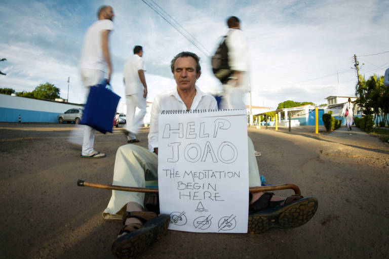 Seguidor do médium João de Deus faz protesto solitário em frente a casa dom Inácio de Loyola, em Abadiânia (GO)