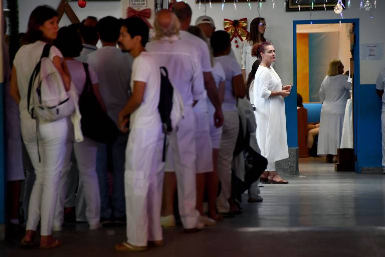 Seguidores do médium João Teixeira de Faria, conhecido como 