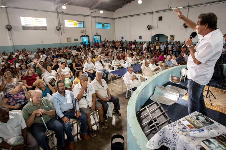 O médium João Berbel durante celebração no IMA (Instituto de Medicina do Além), em em Franca, interior de São Paulo