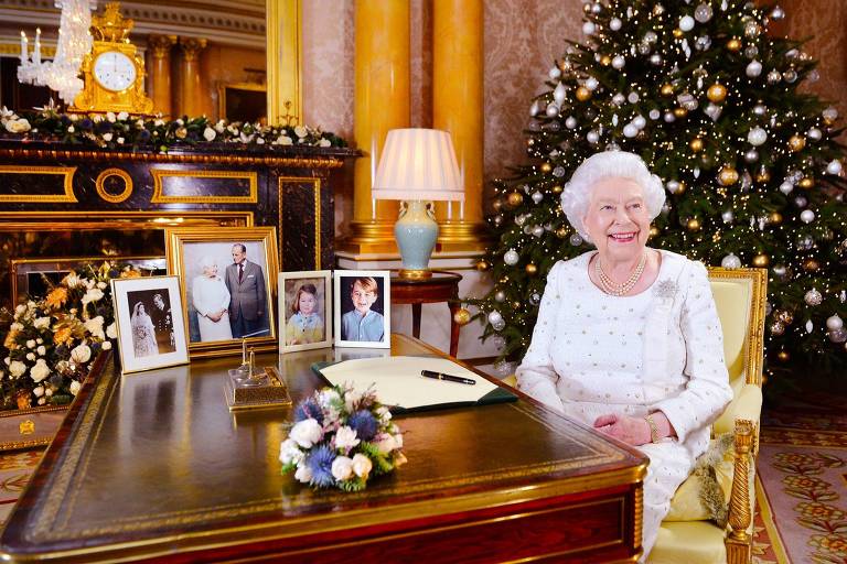 Rainha Elizabeth 2ª posa no Palácio de Buckingham decorado para o Natal