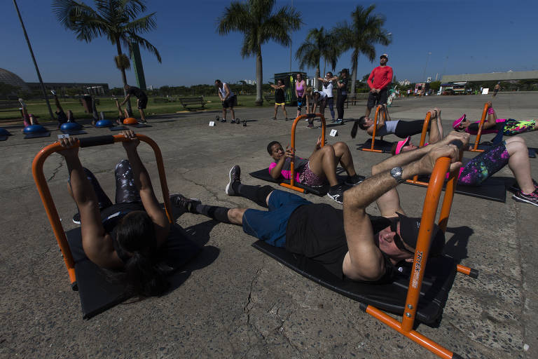 Grupo independente realiza ginástica ao ar livre  no Parque Villa-Lobos, no Alto de Pinheiros, zona oeste da capital paulista