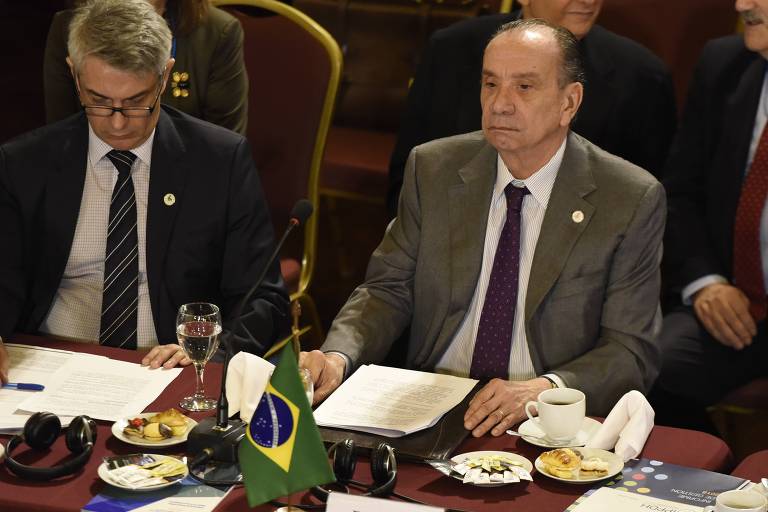 O ministro das Relações Exteriores Aloysio Nunes (dir.) na reunião do Mercosul no Uruguai 