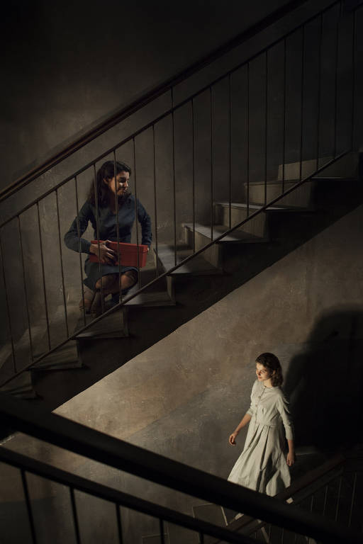 Gaia Girace (à esq.) e Margherita Mazzucco como Lila e Lenu adolescentes em 'My Brilliant Friend', da HBO
