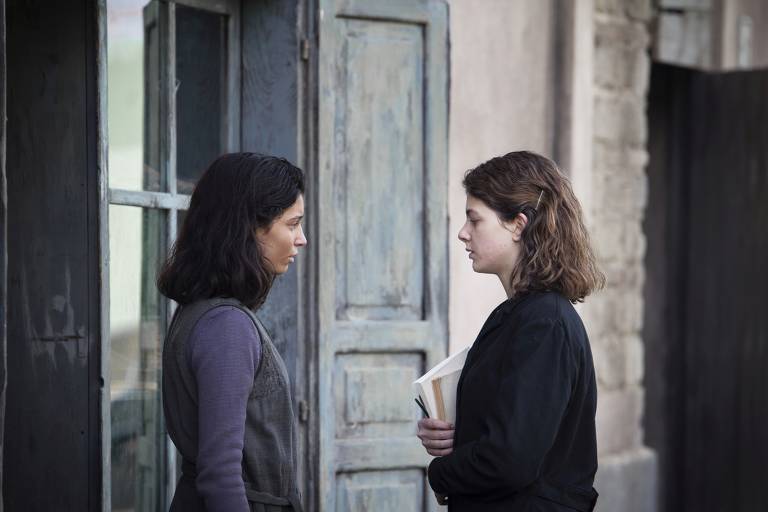 Gaia Girace (à esq.) e Margherita Mazzucco como Lila e Lenu adolescentes em 'My Brilliant Friend', da HBO