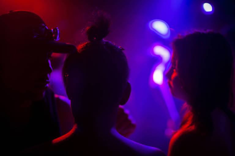 Jovens se divertem em um baile funk na zona sul de São Paulo