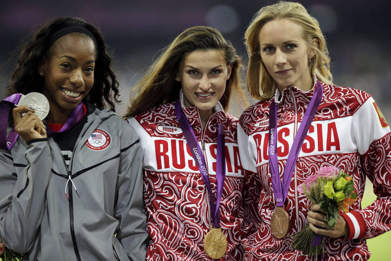 Anna Chicherova (Rússia), ao centro, ao lado da americana Brigetta Barrett (esq.) e da russa Svetlana Shkolina (dir.) após a final do salto em altura nos Jogos de 2012.