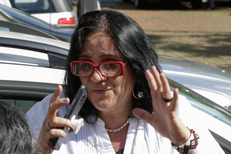A futura ministra da Mulher, Família e Direitos Humanos, Damares Alves, fala com a imprensa após reunião em Brasília