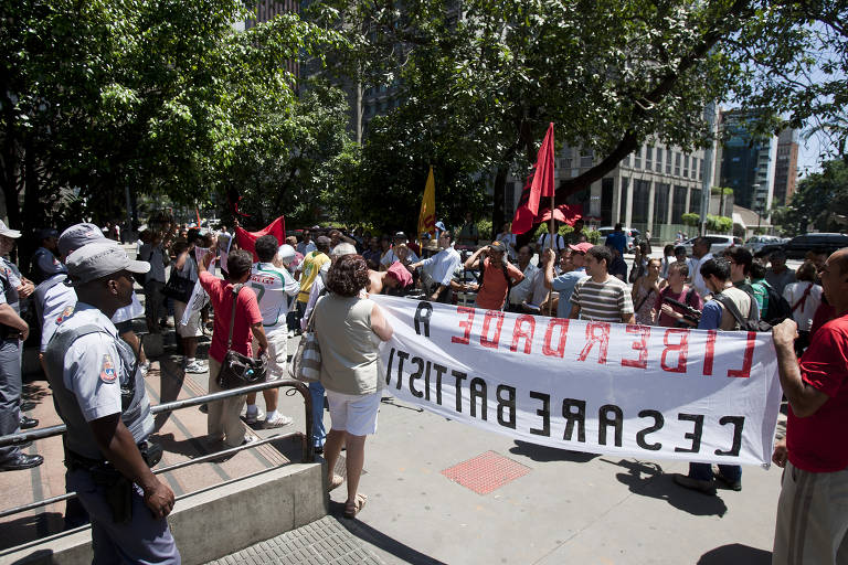 Grupo de apoio ao italiano Cesare Battisti, ex-integrante da organização radical PAC (Proletários Armados para o Comunismo) preso no Brasil desde 2007, protesta em frente ao Consulado da Itália, na avenida Paulista