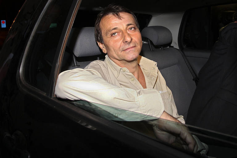 O italiano Cesare Battisti deixa a prisão, em Brasília (DF), após o STF rejeitar o pedido de extradição feito pelo governo italiano. Battisti foi preso em 18 de março de 2007, no Rio, em uma ação conjunta das polícias francesa e brasileira. Provavelmente ele estava no país desde 2004, após fugir da França, onde longo processo de sua extradição era julgado. Battisti foi levado à tarde, em um jatinho da PF, para Brasília, onde ficará encarcerado até que o STF (Supremo Tribunal Federal) julgue o pedido de extradição que deve ser apresentado pela Itália ao Brasil em até 40 dias. Battisti foi um dos chefes da organização de extrema esquerda PAC (Proletários Armados pelo Comunismo). Os assassinatos pelos quais foi condenado ocorreram em 1978 e 1979. Battisti nunca admitiu ter cometido os crimes