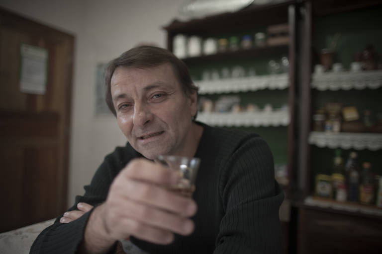 O italiano Cesare Battisti, cujo asilo político no Brasil criou um estremecimento diplomático com a Itália e galvanizou a opinião pública dos dois países, vive como se fosse um clandestino, isolado no litoral de São Paulo (SP)