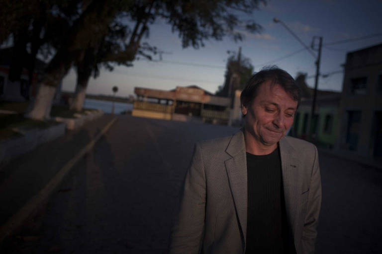 O italiano Cesare Battisti, cujo asilo político no Brasil criou um estremecimento diplomático com a Itália e galvanizou a opinião pública dos dois países, vive como se fosse um clandestino, isolado no litoral de São Paulo (SP)
