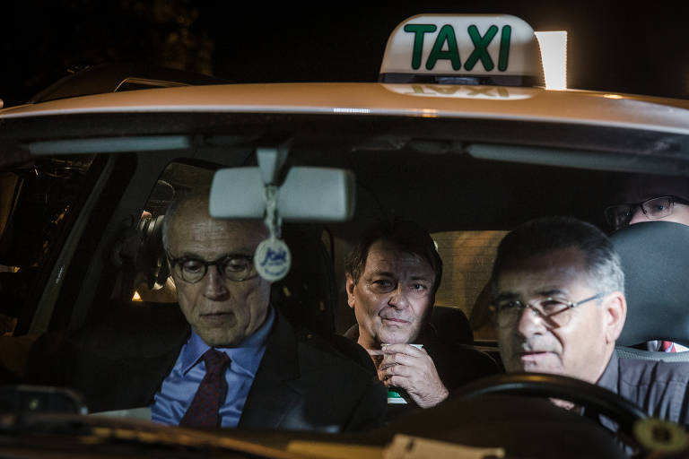 O italiano Cesare Battisti foi solto no fim da noite desta quinta-feira (12), Cesare saiu da sede da Polícia Federal acompanhado de seu advogado e do ex-sanador Eduardo Suplicy. O advogado de Battisti, Igor Sant'Anna Tamasauskas, informou que o Tribunal Regional Federal da 1ª Região aceitou o pedido de liberdade provisória feito pela defesa nesta quinta. A decisão do desembargador federal Cândido Ribeiro determinou