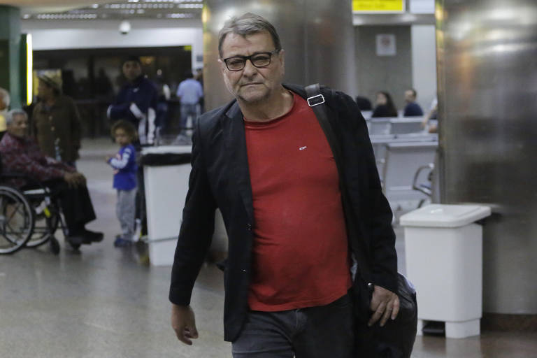 O escritor italiano Cesare Battisti desembarca no aeroporto de Cumbica, em Guarulhos (SP), vindo do MS, após ser beneficiado por um habeas corpus