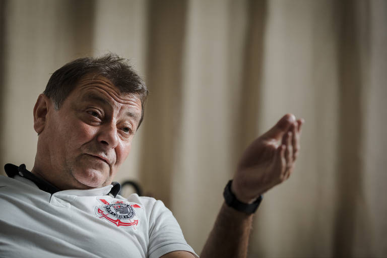 Cesare Battisti, durante entrevista a Folha em sua casa na cidade de Cananeia, litoral sul de São Paulo
