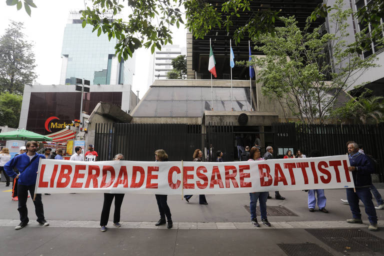 Um grupo de pessoas realizam ato contra a eventual extradição do ex-ativista político italiano Cesare Battisti, em frente ao Consulado Geral da Itália localizado na avenida Paulista, em São Paulo (SP)