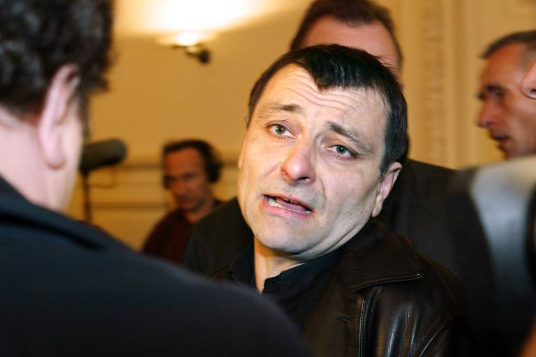 O italiano Cesare Battisti, quando vivia na França, em Paris. O ex-ativista italiano de extrema esquerda foi preso na manhã do dia 18 de março de 2007 na avenida Atlântica, em Copacabana, zona sul do Rio de Janeiro, por policiais federais brasileiros e franceses. A prisão foi efetuada após uma investigação conjunta das polícias brasileira, francesa e italiana. Cesare Battisti foi um dos chefes da organização de extrema esquerda Proletários Armados pelo Comunismo (PAC), um grupo italiano ligado às Brigadas Vermelhas. Battisti foi condenado pela Justiça italiana, em 1993, à prisão perpétua por participar de quatro assassinatos entre 1978 e 1979. Battisti nunca admitiu ter cometido os crimes. Ele foi condenado à revelia, em um processo considerado controvers