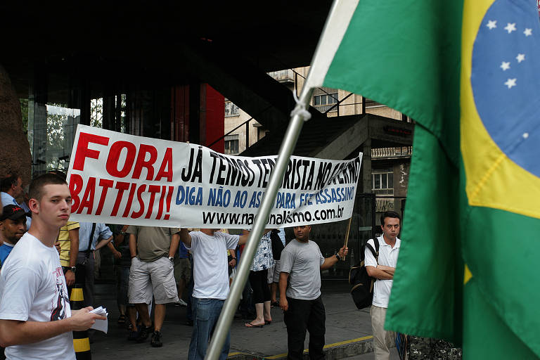 Manifestação na avenida Paulista, em São Paulo, contra a permanência de Cesare Battisti no Brasil. Battisti foi condenado pela Justiça italiana à prisão perpétua por quatro homicídios e permaneceu no Brasil por uma ordem do então ministro da Justiça Tarso Genro