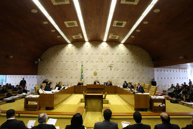 O STF (Supremo Tribunal Federal) durante julgamento do pedido de extradição do ex-ativista italiano Cesare Battisti, em 2009. A Corte aprovou a extradição, mas deixou a palavra final para o presidente da República. Em 31 de dezembro de 2010, em seu último dia de mandato, Luiz Inácio Lula da Silva negou a extradição de Battisti