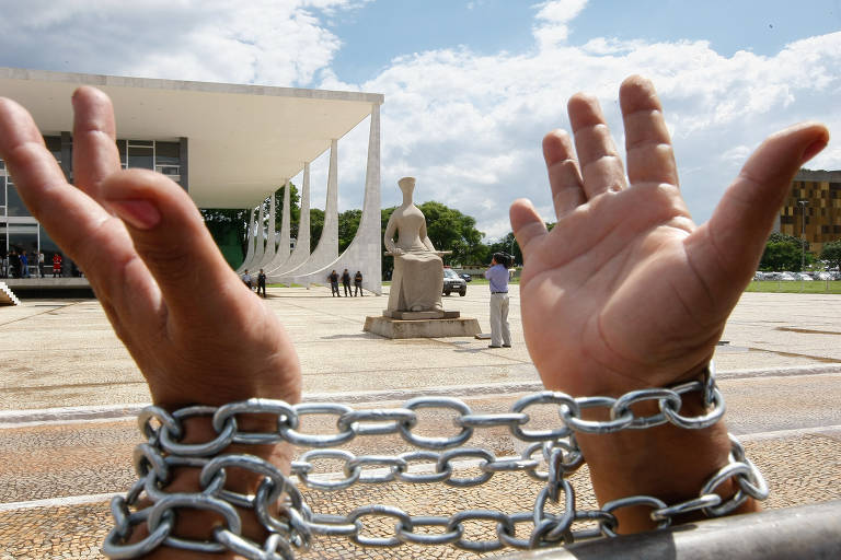 Manifestantes pró Battisti em frente ao STF (Supremo Tribunal Federal) durante a sessão do julgamento do pedido de extradição do ex-ativista italiano Cesare Battisti