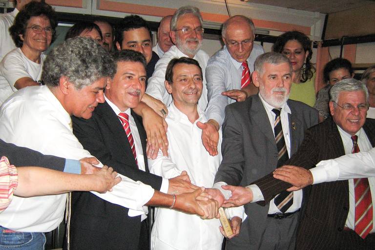 O ex-militante da esquerda italiana Cesare Battisti recebe a comissão de congressistas e manifestantes contrários à extradição, no presídio da Papuda, em Brasília