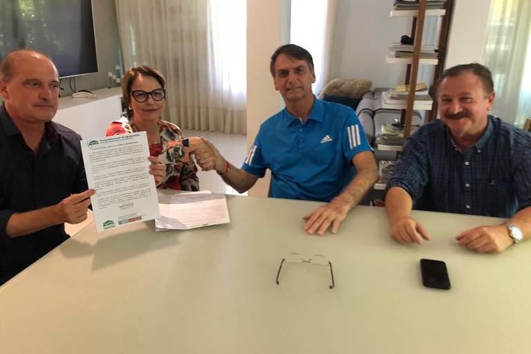 Jair Bolsonaro recebe documento de apoio da FPA (nas mãos do deputado Onyx Lorenzoni) ao lado da presidente da frente, Tereza Cristina, e de Nabhan Garcia (UDR), em sua casa no Rio. Os três fazem parte do governo Bolsonaro