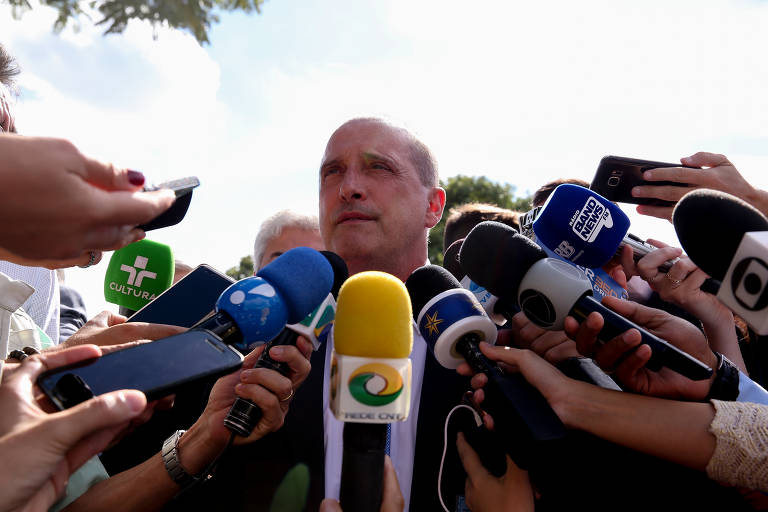 Onyx fala com a imprensa após deixar reunião da equipe de transição do governo Bolsonaro no CCBB, em Brasília