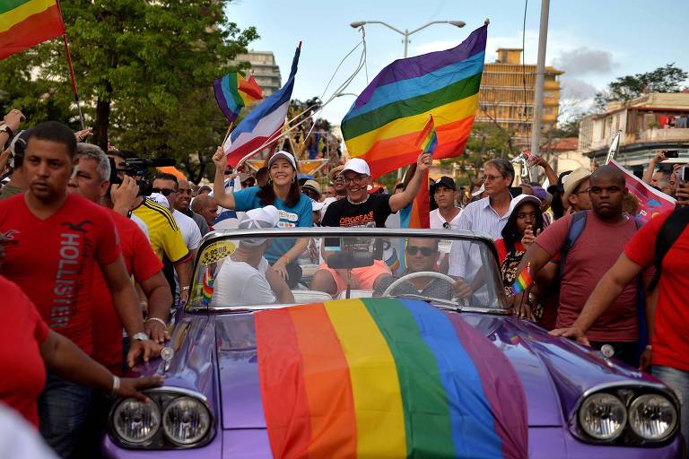 Mariela Castro, à esquerda, filha do ex-presidente Raúl Castro, e a diretora do Centro Nacional de Educação Sexual participam da Parada LGBTQIA+ em Havana