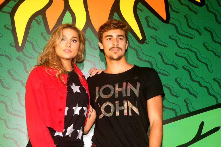Sasha Menegel com o namorado, Bruno Montaleoni durante festival Lollapalooza, realizado no autódromo de Interlagos